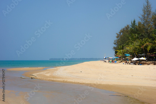 idyllischer, tropischer Strand von Khao Lak, Thailand