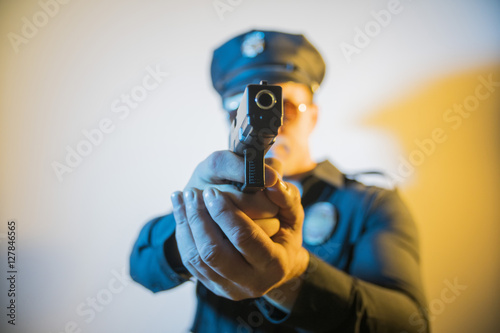 Bild auf Leinwand COP USA is holding a gun
