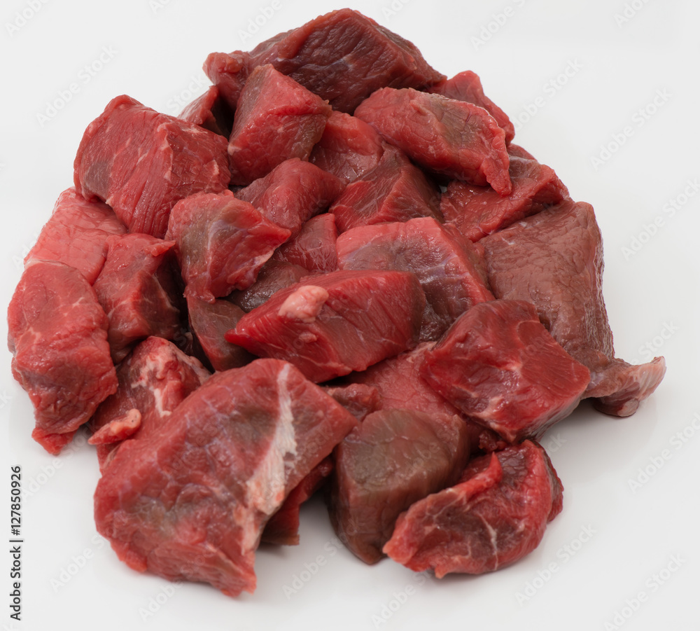 geschnittenes Gulasch aus Rinderfleisch auf neutralem Hintergrund Stock  Photo | Adobe Stock