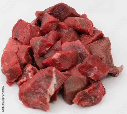 Gulasch aus Rinderfleisch auf neutralem Hintergrund
