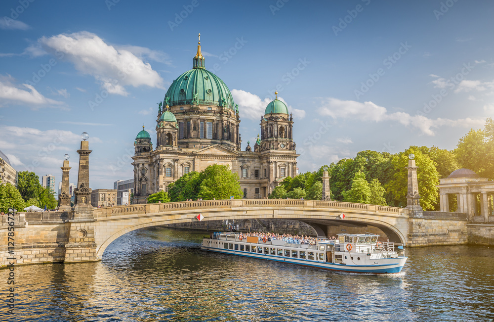 Obraz premium Berlińska katedra z statkiem na Spree rzece przy zmierzchem, Berlin Mitte, Niemcy