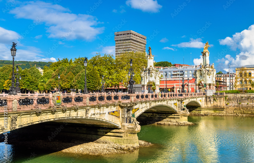 Fototapeta premium Most Maria Cristina nad rzeką Urumea w San Sebastian w Hiszpanii