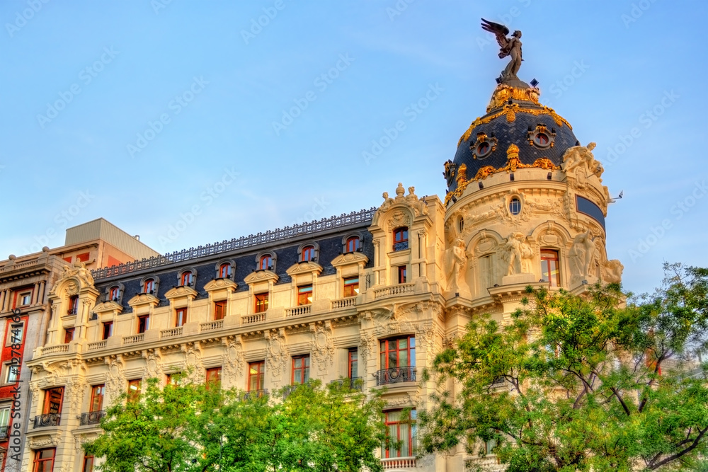 Fototapeta premium The Edificio Metropolis, a historic building in Madrid, Spain