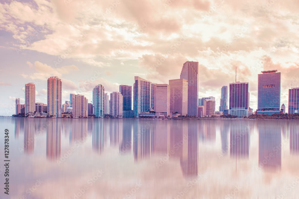 Fototapeta premium Piękne panoramę Miami na Florydzie o zachodzie słońca i zatokę Biscayne