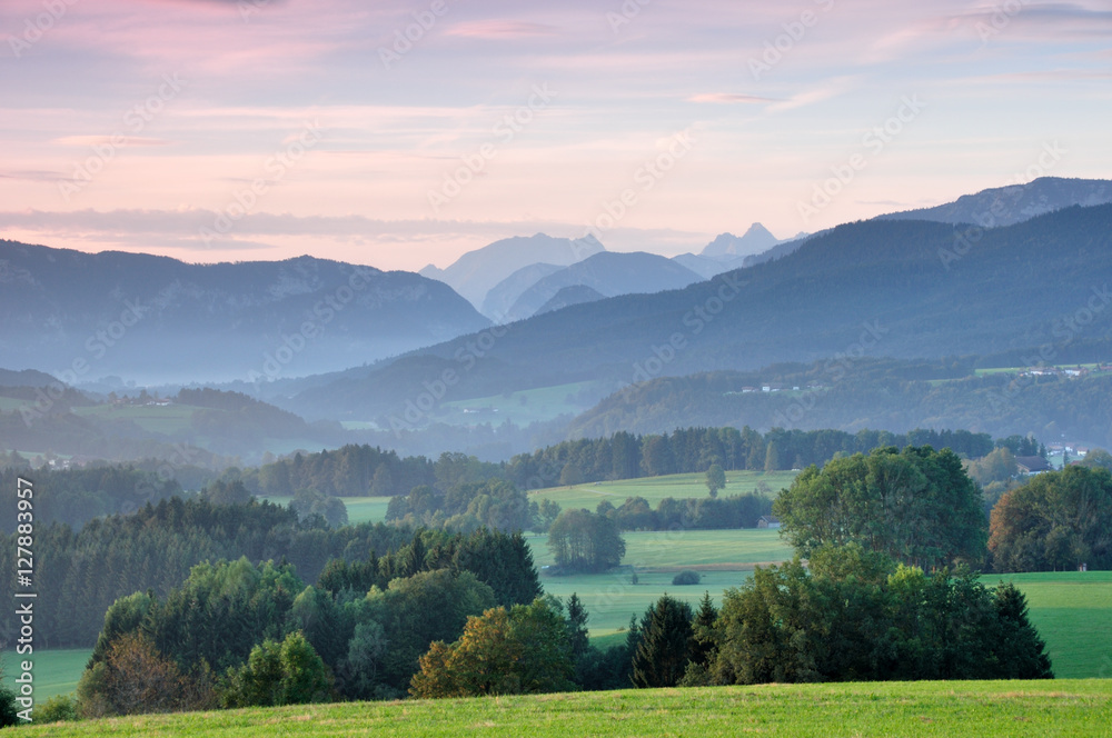 Fototapeta premium Morgenstimmung im Alpenvorland, Chiemgau, Blick auf Berchtesgadener Alpen mit Watzmann