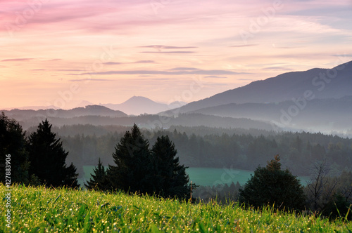 Morgenstimmung im Alpenvorland, Chiemgau, Blick ins Salzkammergut, Tauwiese