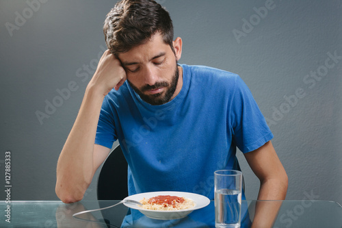 Fotografia Portrait of man with no appetite in front of the meal