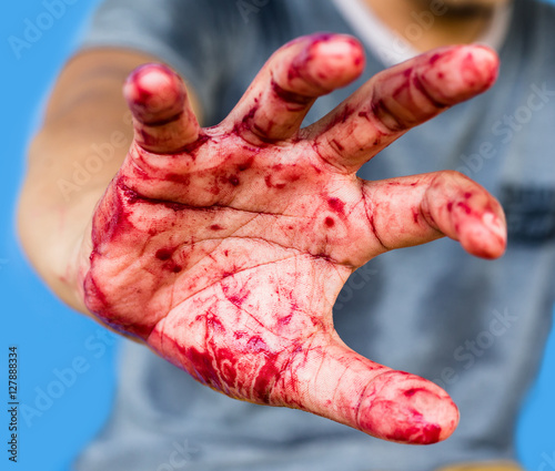 Foto Bloody theme lone murderer: the murderer shows bloody hands and