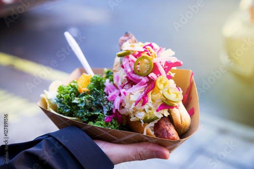 Mann hält gesundes veganes Streetfood in New York in der Hand  photo