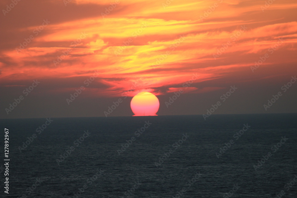 海に沈む西伊豆の夕日