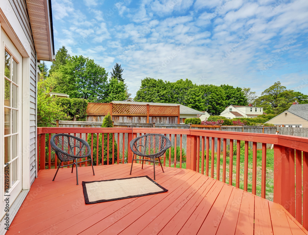 Backyard of craftsman home with red deck - obrazy, fototapety, plakaty 