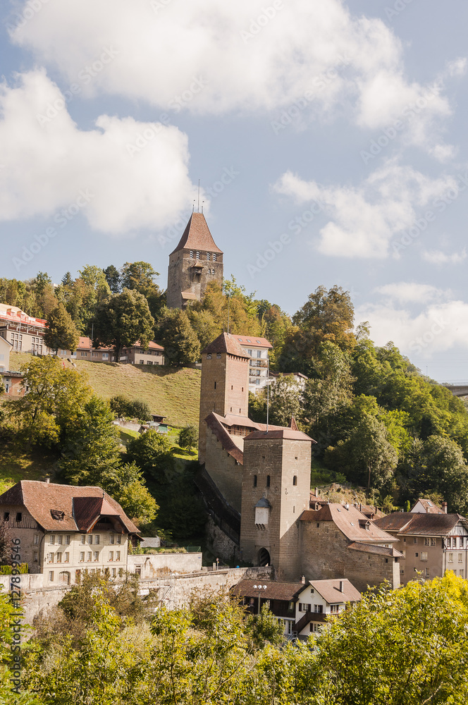 Fototapeta premium Fribourg, Stadt, Altstadt, Freiburg, Katzenturm, Berntor, historische Häuser, Festung, Galterntor, Stadttor, Altstadthäuser, Stadtrundgang, Herbst, Schweiz