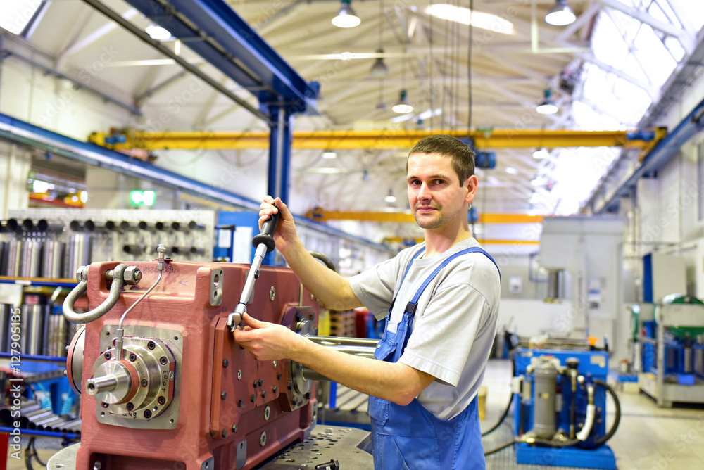 Facharbeiter im Maschinenbau montiert Getriebe // Job in mechanical engineering - worker mounted gearbox