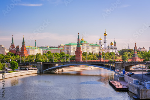 Tableau sur toile View of the Moscow Kremlin with Big Stone Bridge