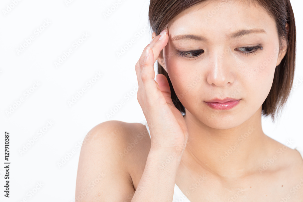頭痛・悩む若い女性 頭痛・悩む若い女性
