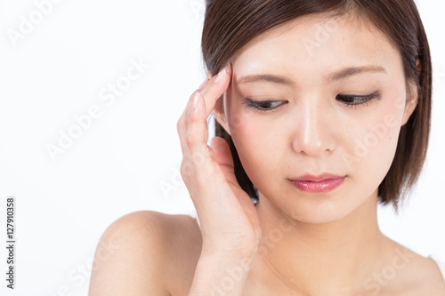 頭痛・悩む若い女性
