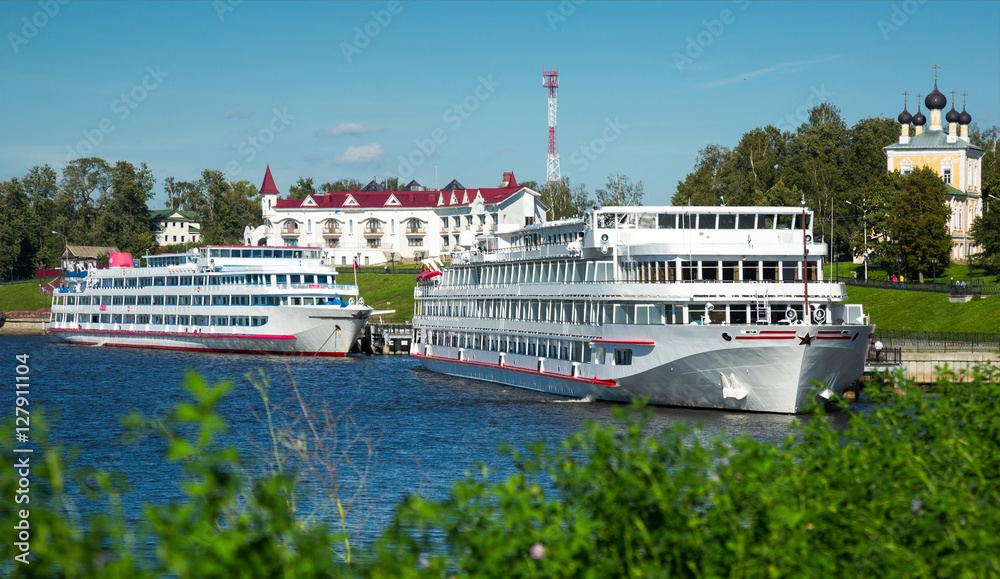 cruise liners in uglich