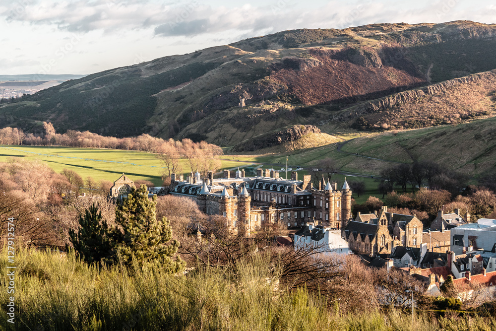 Naklejka premium Castle and mountains in Edinburgh Scotland