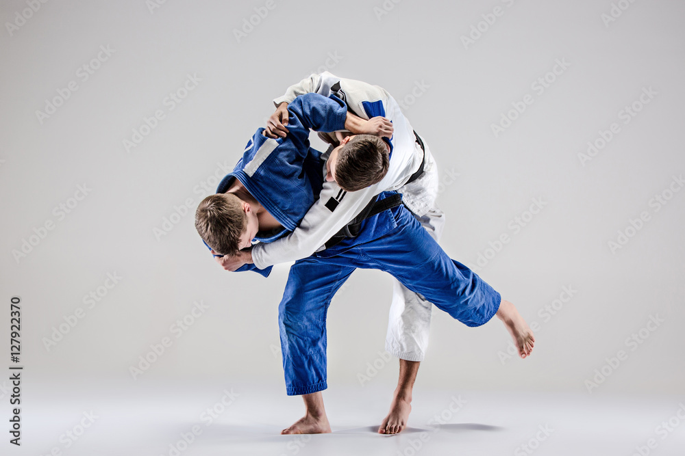 Fototapeta Dwaj wojownicy judoków walczą z mężczyznami