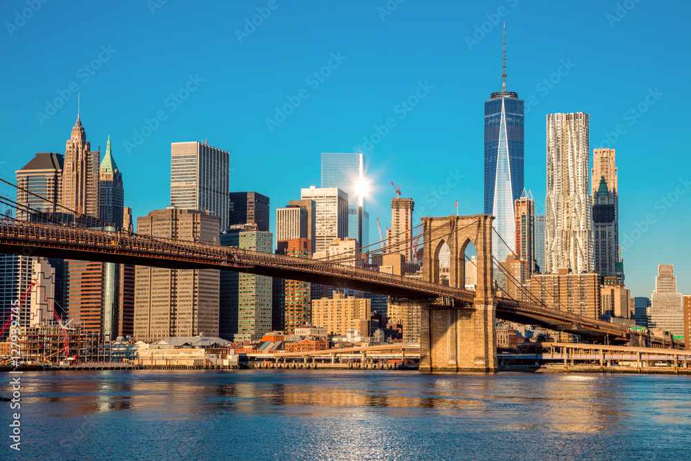 Fototapeta Sławna linia horyzontu w centrum Miasto Nowy Jork przy wczesnym porankiem zaświeca