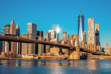 Fototapete Nordamerika Berühmte Skyline der Innenstadt von New York City im frühen Morgenlicht  © Taiga