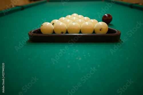 Fotografie billiard balls on green baize in the game of pyramid