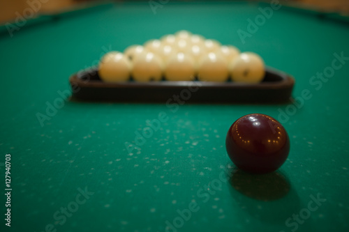 Obraz na plátně billiard balls on green baize in the game of pyramid