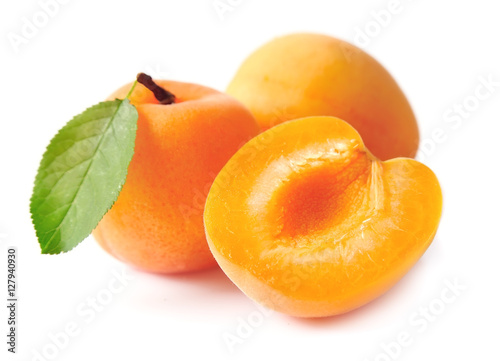 Photo Sweet apricots with leafs