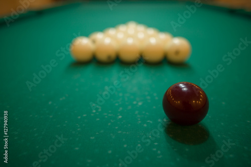 Fotografie billiard balls on green baize in the game of pyramid