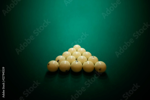 Fotografie billiard balls on green baize in the game of pyramid