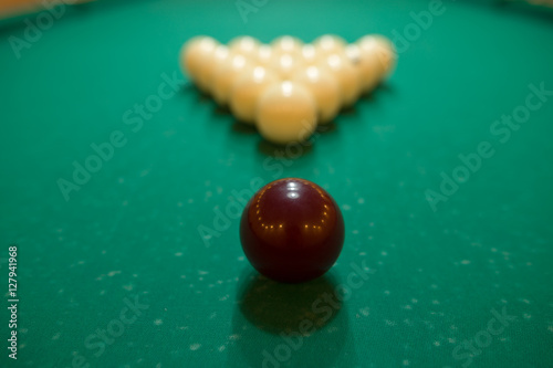 Fotografie billiard balls on green baize in the game of pyramid
