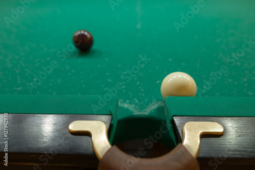 Fotografie billiard balls on green baize in the game of pyramid