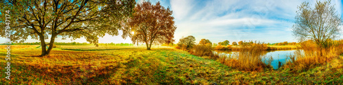 Panorama einer idyllischen Landschaft im Herbst bei Sonnenschein