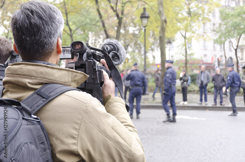 journaliste filmant la police durant une manifestation