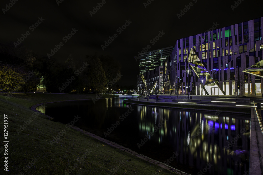 Fototapeta premium Beleuchteter Corneliusplatz in Düsseldorf
