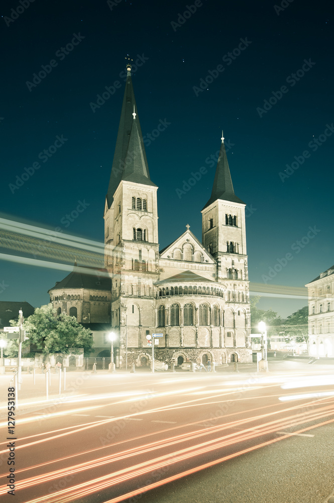 Bonner Münster bei Nacht - Verkehr