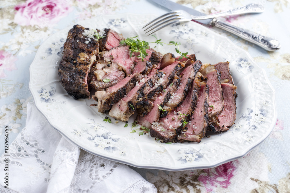 Barbecue Rib-Eye Steak auf Teller