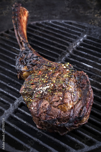 Barbecue Tomahawk Steak auf Grillgitter photo