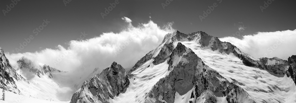 Fototapeta premium Czarno-biała panorama górska w chmurach