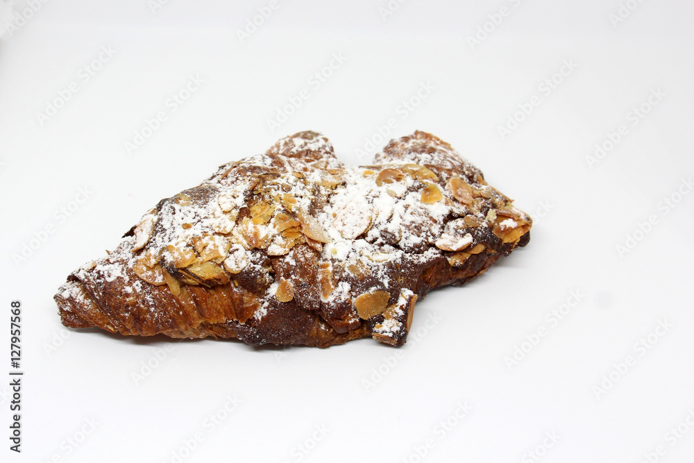 croissant aux amandes, petit déjeuner typiquement français, délicieux, sur fond blanc croissant aux amandes, petit déjeuner typiquement français, délicieux, sur fond blanc