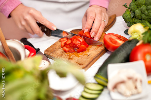 Cutting and preparing tomato for salad