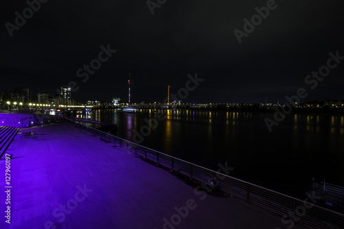 Beleuchtete Rheintreppe am Burgplatz in Düsseldorf bei Nacht © parallel_dream