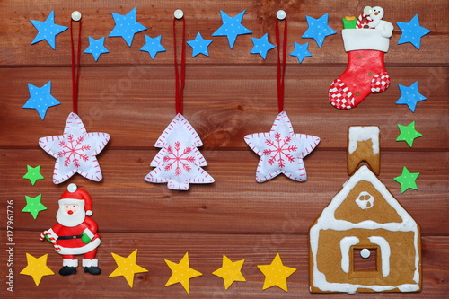 Декорации на рождественскую тему на деревянном фоне.