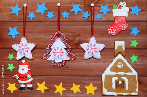 Декорации на новогоднюю тему на деревянном фоне.