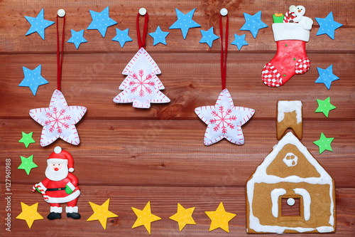 Декорации на новогоднюю тему на деревянном фоне.
