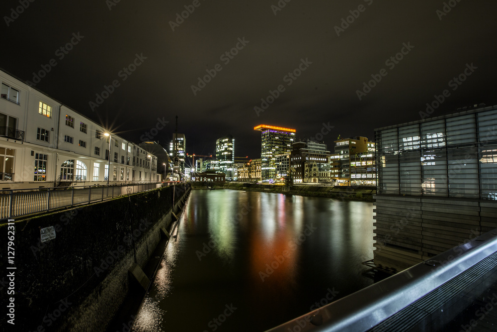 Beleuchtete Gebäude am Hafen in Düsseldorf bei Nacht