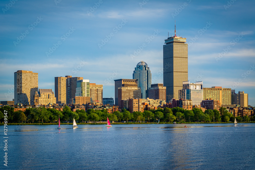 Obraz premium The Boston skyline and Charles River, seen from Cambridge, Massa