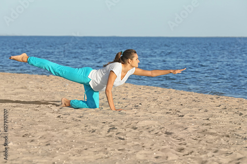 Young pregnant woman doing ...