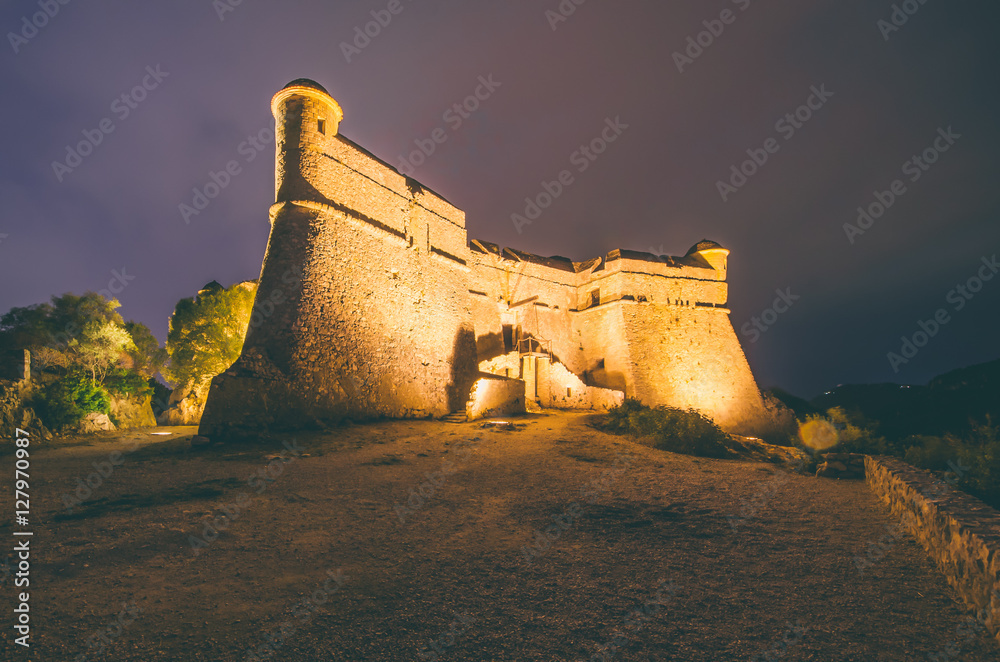 Obraz premium Nightview of the Fort of mont alban in nice, France. The fort is a medieval fortification made between the 1557 and 1560, and is still in good condition.