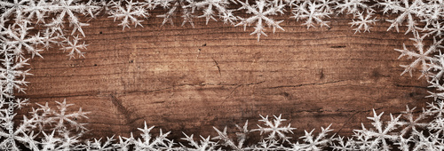 Dunklkes Holz mit Rahmen aus Schneefllocken  -  Hintergrund, Weihnachten, Winter